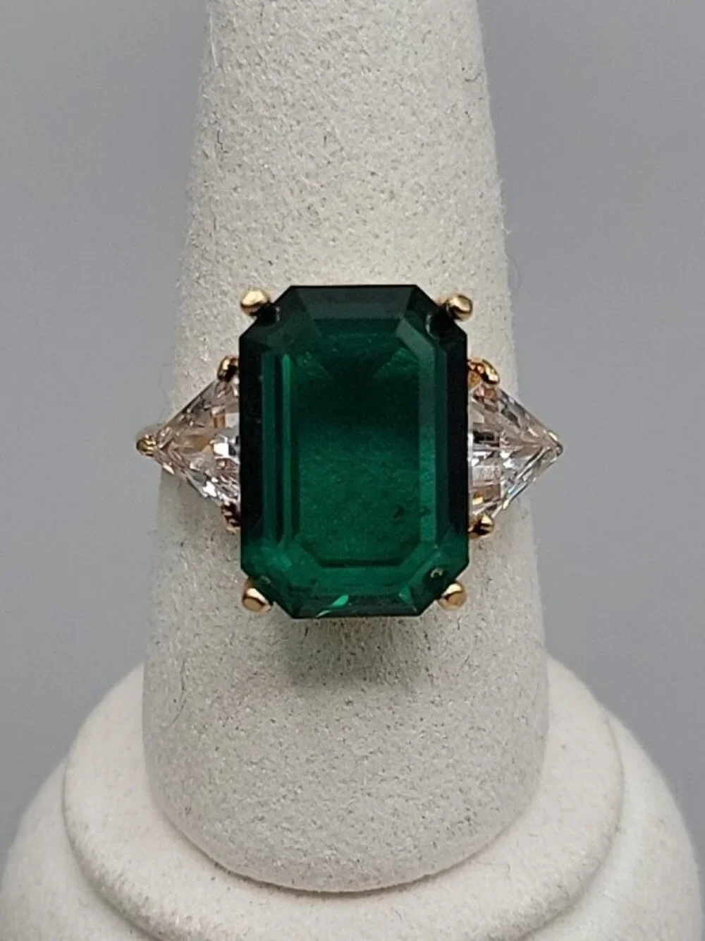 Art Deco 18K HGE Oversized Faux Emerald & Diamante Fashion Ring Gold Tone 8.5